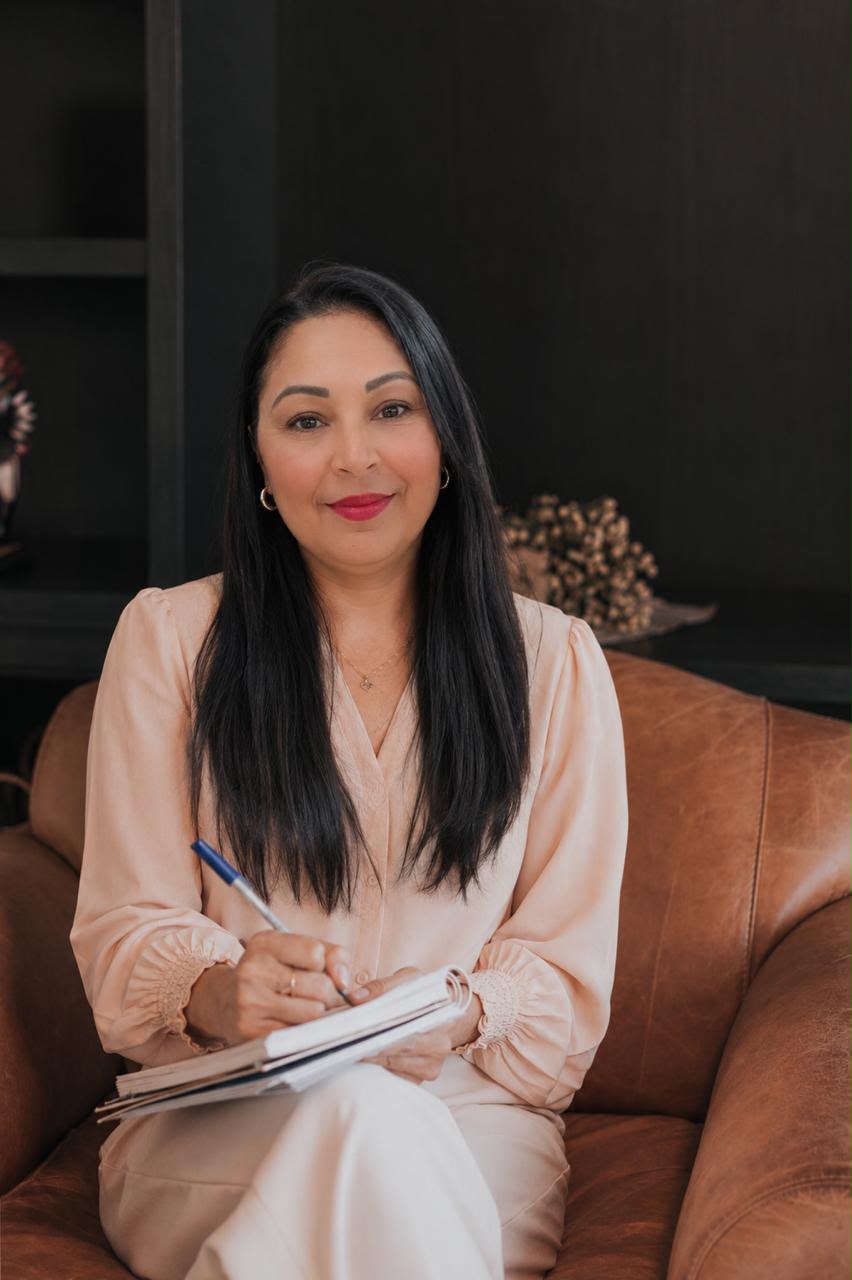 Viviane A Pires em seu consultório, fazendo anotações